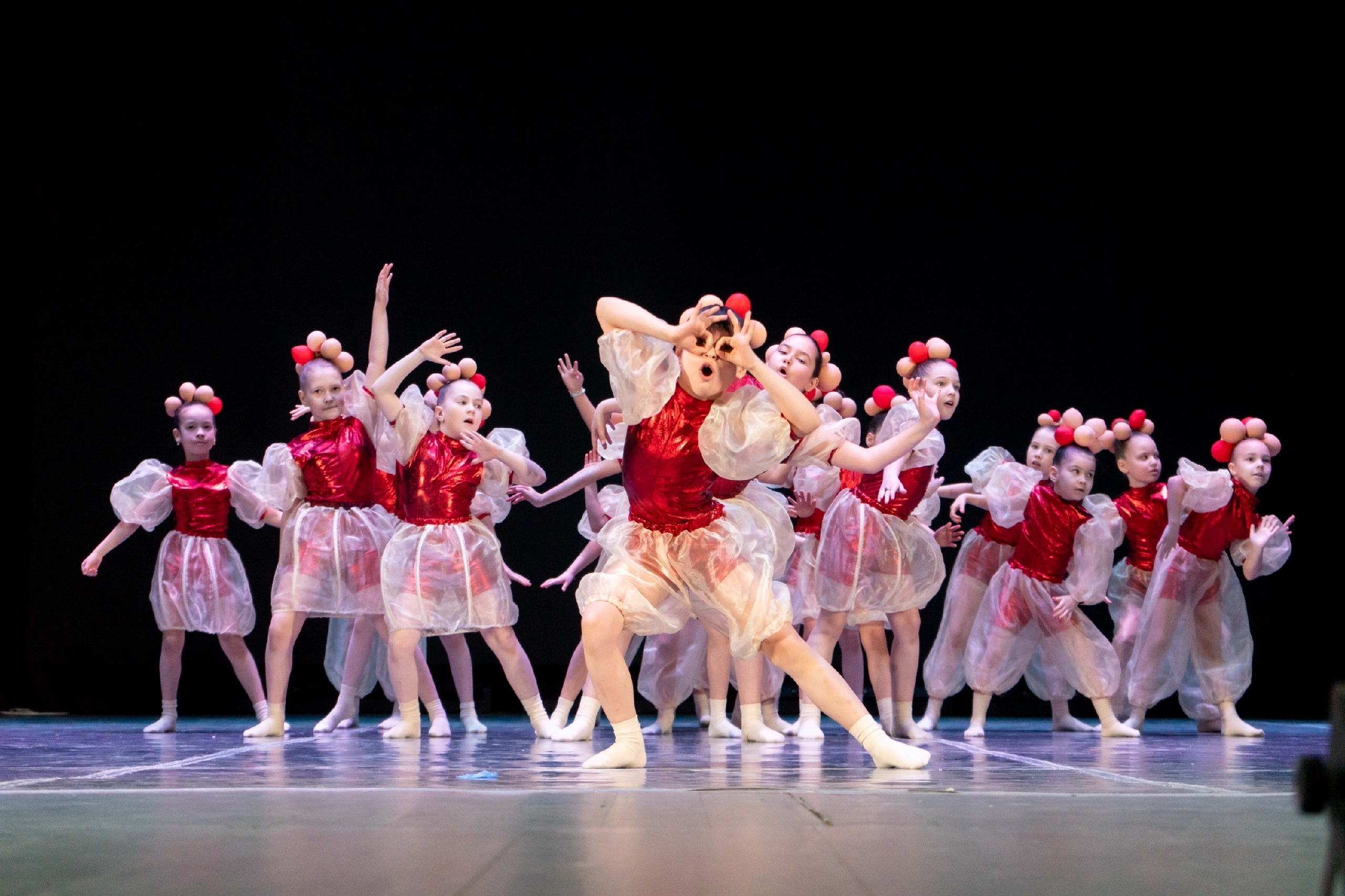 Девушки танцуют