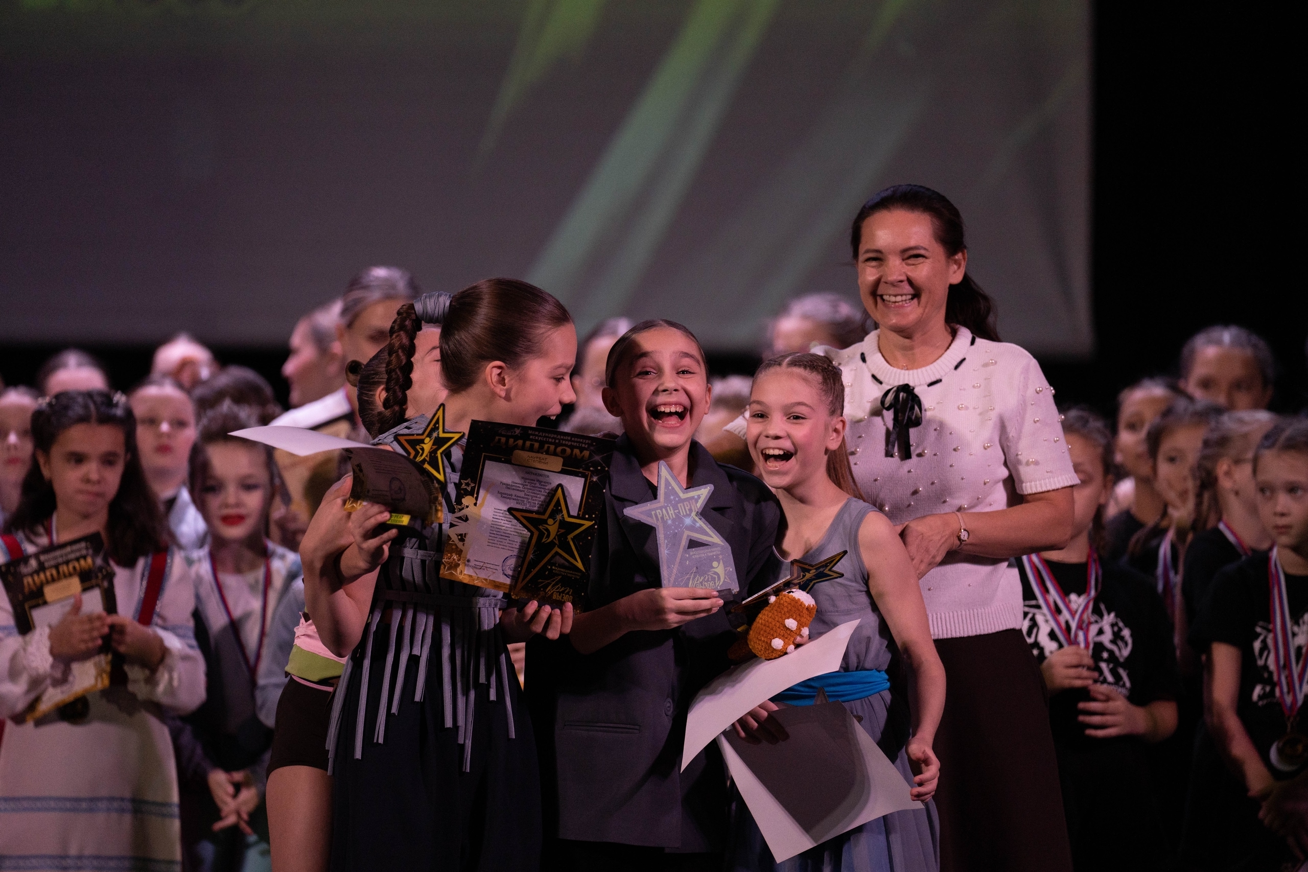 Девушки радуются наградам